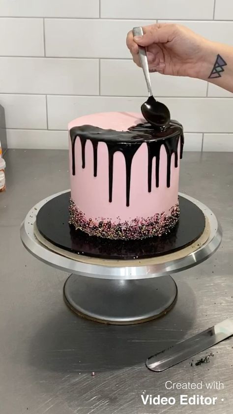 Pink And Black Drip Cake, White Cake With Black Drip, Black Ganache Cake, Black Drip Cake, Pink Halloween Cake, Black And Pink Cake, Black Ganache, Choc Drip Cake, Drippy Cakes