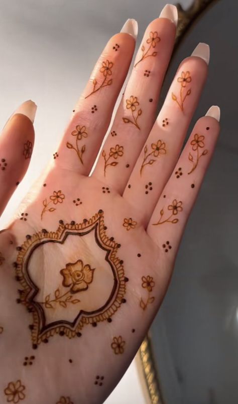 Palm Henna Designs, Simple Mehandi, Palm Henna, Jagua Henna, Simple Mehendi Designs, Henna Designs Wrist, Pretty Henna, Finger Henna Designs, Henna Tattoo Hand