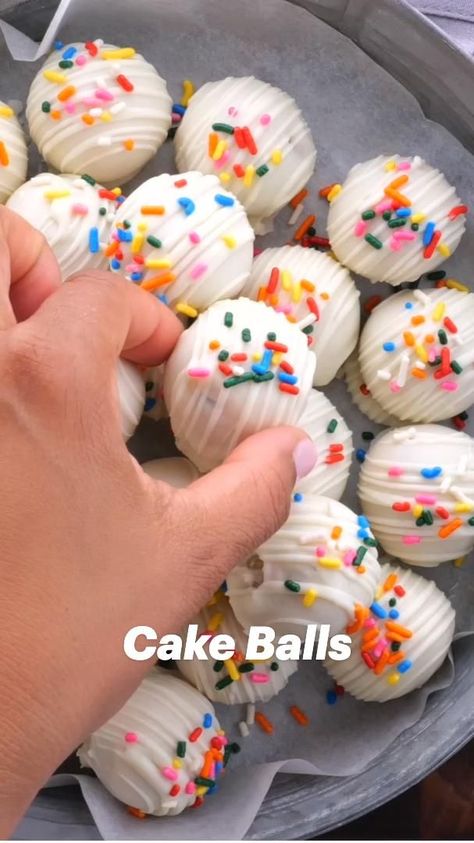 Things To Bake With Cake Mix Boxes, Easy Treat Ideas, How To Make Cake Balls, Cute Party Snacks, Sweet Ideas Desserts, Cake Mix Cake Pops, Cake Pop Videos, Easy Birthday Food Ideas, Cake Balls Recipe Easy