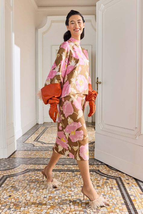 La DoubleJ Resort 2025 https://www.vogue.com/fashion-shows/resort-2025/la-doublej/slideshow/collection#4 Resort 2025, 90s Inspired Outfits, 2025 Fashion, Lace Dress Long, Next Clothes, Print Trends, Long Sleeve Lace Dress, Metallic Dress, Latest Outfits