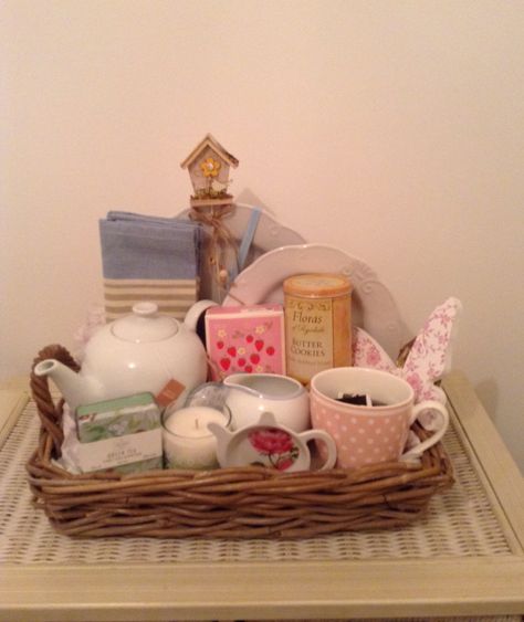 Cottage Core Gift Basket, Cottagecore Gift Basket, Tea Party Gift Ideas, Tea Gift Basket Ideas, Birthday Hamper Ideas, Gift Basket Aesthetic, Aesthetic Gift Basket, Tea Basket, Gift Inspo