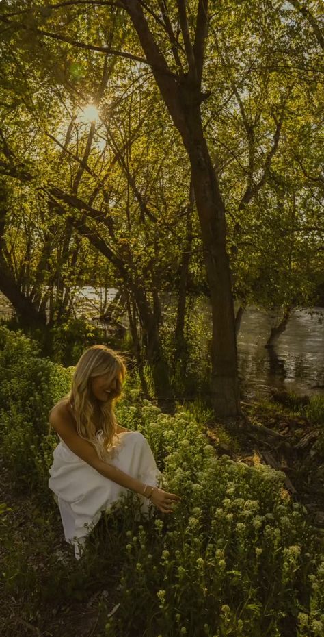 Photography Poses Vintage, Senior Pictures Outdoors Nature, Not Basic Senior Picture Ideas, Woodsy Portrait Photography, Senior Fall Photoshoot Ideas, Senior Photoshoot Prompts, Senior Picture Ideas Minnesota, Fall Dress For Photoshoot, Fall Themed Senior Photos