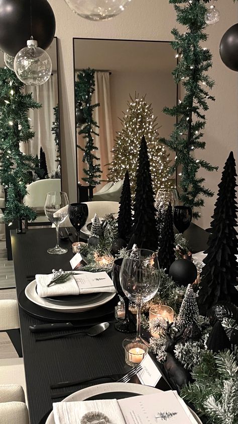 Deco Table Champetre, Box Noel, Black Christmas Decorations, Christmas Homescreen, Exterior Christmas, Christmas Tree Decorating Themes, Deco Table Noel, Christmas Dinner Table, Dark Christmas