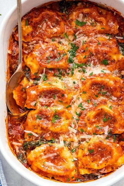 Easy Tomato Spinach Ravioli Bake – This quick, healthy easy and cheap dinner recipe makes an excellent main dish, perfect for a family. CLICK HERE to Get the Recipe Ravioli Bake Recipe, Spinach And Cheese Ravioli, Baked Ravioli Recipe, Resep Oatmeal, Spinach Ravioli, Ravioli Bake, Tomato Spinach, Ravioli Recipe, Baked Dinner