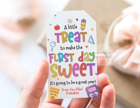 🍎Here is super-cute "Printable/editable A little treat to make the first day sweet" editable welcome back to school gift tag for teachers gifts and students treats.  🍎Use this cute colorful back to school tag on any sweet treat gift or favor for first day of school gift for teachers or students treat bags or use as cookie tags. This cute sweet treat tag can go with any candy, dessert, gift basket, cookies or baked food. Instant download teacher gift tag printable with editable name area! More Meet The Teacher Cookie Tag, Teacher Brownie Gift, Back To School Student Gift Tags, Small Teacher Gifts Beginning Of Year, First Day Of School Goodie Bags For Kids, First Day Of School Treats For Teachers, Back To School Teacher Treats, Back To School Tags Free Printable, First Day Of School Treats For Students