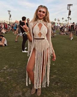 40 Coachella Looks To Copy For The Next Festival Styling Coachella Outfit Ideas Street Styles, Outfit Ideas Bohemian, Coachella Outfit Ideas Bohemian, Coachella Outfit Boho, Themed Party Outfits, Summer Festival Outfits, Mode Coachella, Coachella Outfit Ideas, Best Coachella Outfits