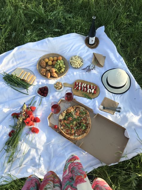 Picnic Flatlay, Picnic Time, Picnic Food, Fruit Platter, Picnic Party, Summer Picnic, Pepperoni Pizza, Camembert Cheese, Cheese Board