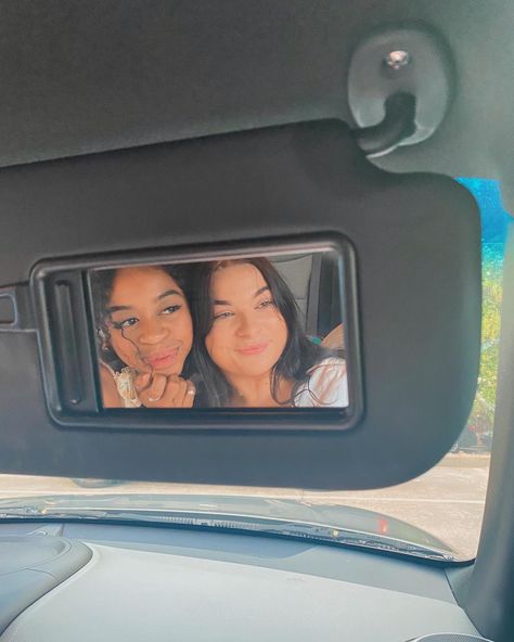 Black girl and white girl use car mirror to take picture together of their faces. Car Photos With Friends, Rear View Mirror Picture, Best Friend Car Pictures, Car Photoshoot With Friends, Bestie Pictures To Recreate, Car Pics With Friends, Cute Car Pictures, Ways To Take Pictures, Driving Pics