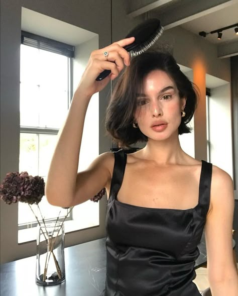 Bob Side Part, Italian Bob, Chic Short Hair, Outfit Tips, Hair Inspiration Short, Hairstyle Inspiration, Shot Hair Styles, Penteado Cabelo Curto, Short Hair Haircuts