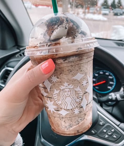 Starbucks Cookies And Cream Frappuccino, Starbucks Cookies And Cream, Cookies And Cream Frappuccino, Starbucks Pink Drink Recipe, Starbucks Frappuccino Recipe, Starbucks Cookies, Starbucks Drink Menu, Turtle Brownies, Frappe Recipe