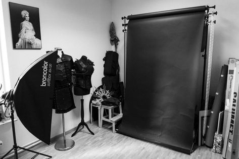 Home Studio Photography Setup, Small Photography Studio Setup, Photography Studio Setup Small Spaces, Photographer Workspace, Tiny Home Studio, Small Photo Studio, Small Photography Studio, Home Photo Studio, Photography Studio Design