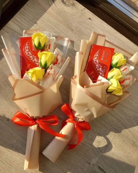 Bouquet Food Gift Ideas, Sweet Bouquets Candy, Mini Candy Bouquet, Mini Chocolate Bouquet, Diy Chocolate Gift, Wine Gift Box Ideas, Diy Crafts Easy At Home, Homemade Valentines Gift, Chocolate Flowers Bouquet