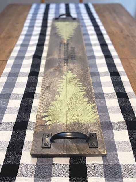 Wood Table Runner, Wood Crafts Christmas, Crafts Christmas Diy, Barn Board Crafts, Barn Board Projects, Christmas Diy Wood, Wooden Christmas Crafts, Table Runner Diy, Barn Wood Crafts