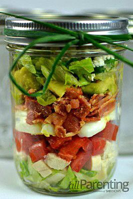 Cobb Mason Jar Salad Salad In Jar, Cob Salad, Layered Salads, Salad With Egg, Mason Jar Lunch, Mason Jar Food, Salad Jars, Layered Salad Recipes, Egg Tomato