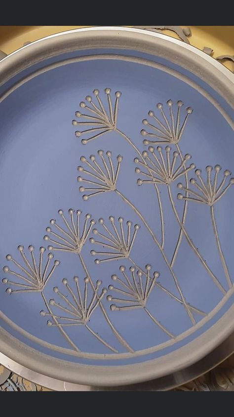 Scraffito Designs Floral, Slip Trailing Pottery Plates, Sgraffito Plate Designs Easy, Pottery Carving Ideas Bowls, Angoba Ceramics Plate, Carved Ceramic Plates, Easy Sgraffito Designs, Pottery Etching Ideas, Simple Sgraffito Designs