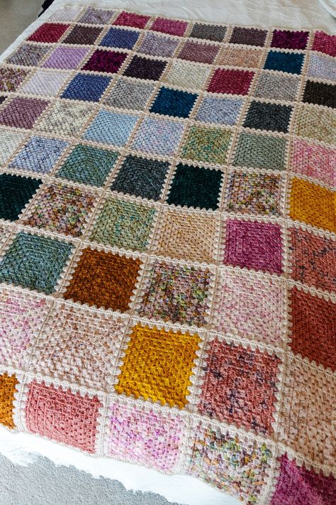 Patchwork, Tela, Best Yarn For Granny Square Blanket, Crochet Quilt Granny Square, Magic Square Crochet, Crochet Blanket With Leftover Yarn, How To Use Granny Squares, Two Colored Granny Square, Crochet Blanket Patchwork Squares