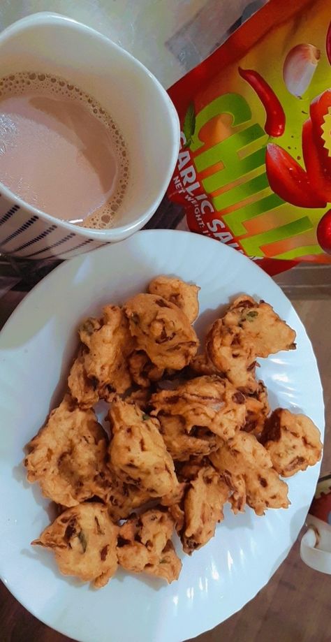 Pakode With Chai Snapchat, Pakode With Tea, Ramzan Food, Pakistani Dishes, Kashta Saree, Diwali Snacks, Quick Lunch Recipes, Eating Food Funny, Food Captions