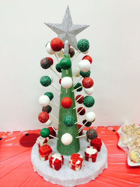 Holiday Cake Pops Display Cake Pop Display Ideas Christmas, Festive Cake Pops, Christmas Theme Cake Pops, How To Display Cake Pops, Cake Pop Christmas Tree, Christmas Cake Pop Display, Cake Pop Display Ideas, Cake Pop Tree, Cake Pop Christmas