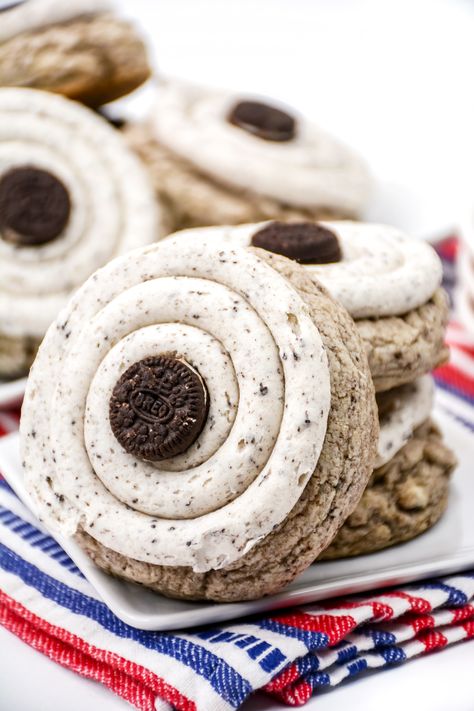 Love the soft and chewy Crumbl Cookies and Cream Milkshake cookies? Here's how to make them at home with our copycat recipe! Christmas Desserts To Sell, Milkshake Cookies, Cookies And Cream Milkshake, Crumble Cookie Recipe, Crumble Cookie, Crumble Cookies, Vegetarian Cookies, Food Fair, Oreo Flavors