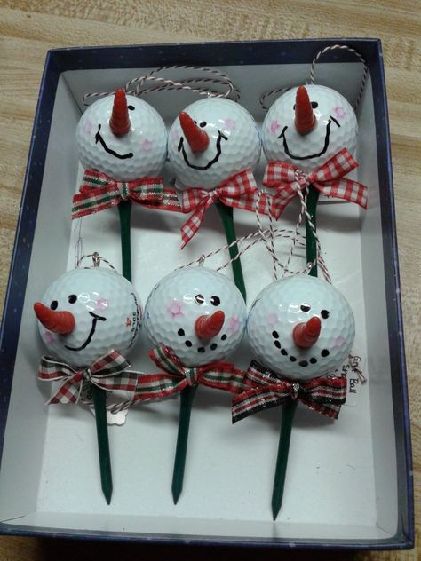 Golf ball and tee ornaments.... Golfball Crafts Ornaments, Christmas Golf Decorations, Golf Ornaments Diy, Upcycle Golf Balls, Golf Ball Christmas Ornaments, Golf Ball Bouquet, Golf Tee Crafts, Golfball Crafts, Golf Ball Ornaments