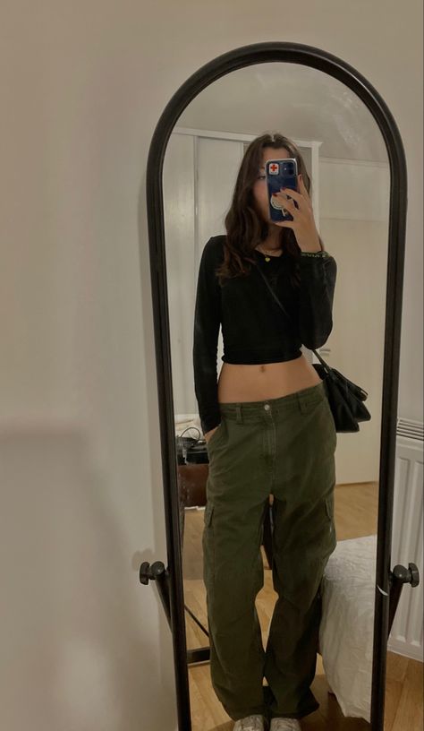 How To Style Green Crop Top, Black Top Cargo Pants, Cargo Pants Top Outfit, Dark Green Baggy Pants Outfit, Cargo And Crop Top Outfit, Green Cargo And Black Top, Fit Inspo Black Cargo Pants, Black Top Green Pants Outfit, Green Cargos Black Top