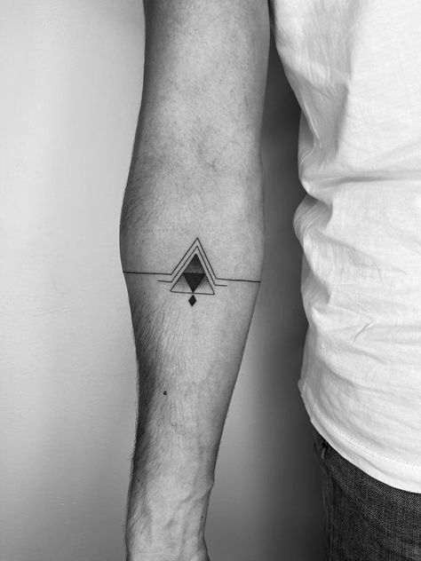 Discover Top Men's Minimalist Tattoos 2024 – Symbols with Deep Meanings