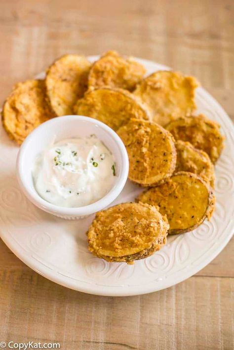 Mojo Potatoes are potato slices that are battered and fried until crispy on the outside and soft on the inside. Click to get the easy Shakeys copycat recipe. Enjoy Mojo potatoes with dipping sauce for a tasty appetizer. #potatorecipes #potatoes #appetizerideas #copycat #copycatrecipes Mojo Potatoes, Deep Fried Potatoes, Crispy Fry, Copykat Recipes, Crispy Potatoes, Potatoes Recipe, Sliced Potatoes, Fried Potatoes, Potato Dishes