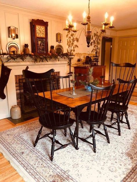 Early American Dining Table, Old Country Dining Room, Old Fashioned Dining Room, American Colonial Decor, American Colonial Interior, Colonial Dining Room, Colonial Interiors, Primitive Houses, Primitive Dining Room