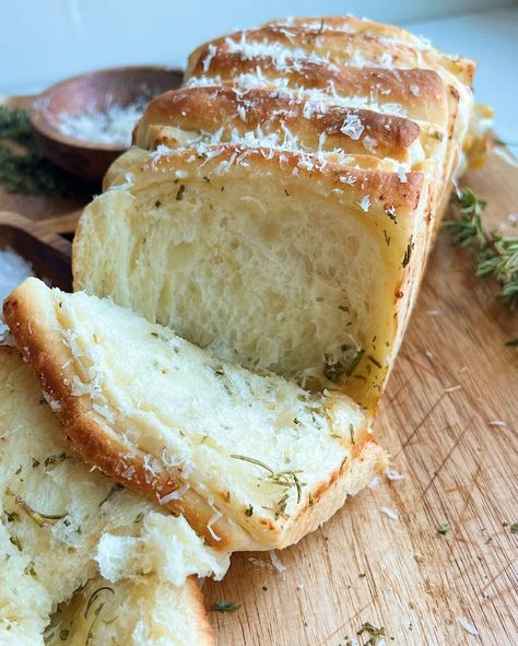 Garlic Rosemary Pull Apart Bread - That Bread Lady Bread Machine Garlic Bread Recipe, White Sandwich Bread Recipe, Rosemary Garlic Bread, Pull Apart Loaf, White Sandwich Bread, Homemade Sandwich Bread, Sandwich Bread Recipe, Rosemary Bread, Homemade Sandwich