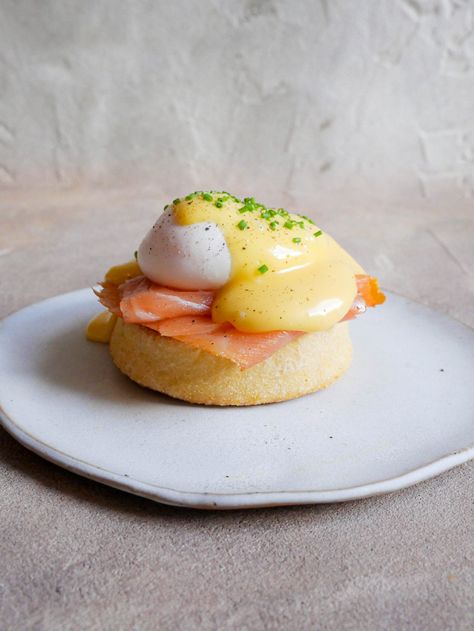 Classic English Breakfast, Easy Eggs Benedict, Homemade Hollandaise Sauce, Eggs Benedict Recipe, Egg Benedict, The Boiled Egg Diet, How To Make Eggs, Classic Breakfast, Boiled Egg Diet