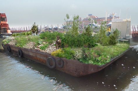 'swale' is a floating farm that encourages new yorkers to eat fresh produce Floating Gardens, Floating Hotel, Eco Art, Floating Garden, Plantas Bonsai, Water Projects, Forest Garden, Floating House, Sustainable Farming