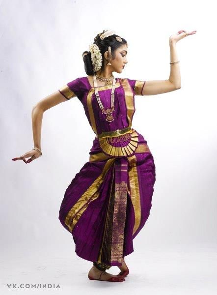 Bharatanatyam Costume, Bharatanatyam Dancer, Indian Classical Dancer, Bharatanatyam Poses, Dance Of India, Dance Pose, Belly Dancing Classes, Indian Classical Dance, Dance Photography Poses