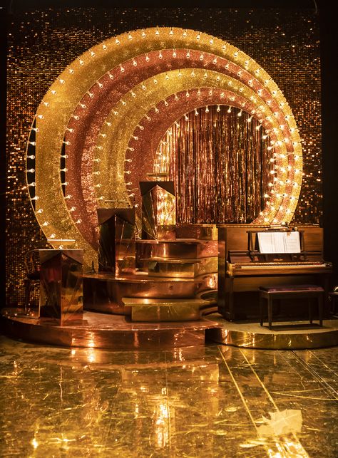 Beautiful Stage Design, Cabaret Interior Design, Cabaret Stage Design, Burlesque Stage Design, Set Ideas Stage, Outside Stage Design, Award Show Stage Set Design, Art Deco Stage Design, 70s Stage Design