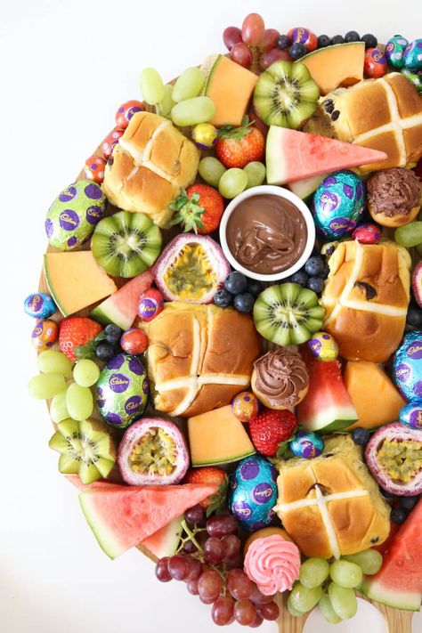 Cute Easter Lunch Ideas, Easter Dessert Platter Ideas, Easter Food Platter, Easter Food Spread, Easter Egg Breakfast, Easter Entertaining Food, Easter Breakfast Board, Fruit Platter Easter, Easter Brunch Grazing Table