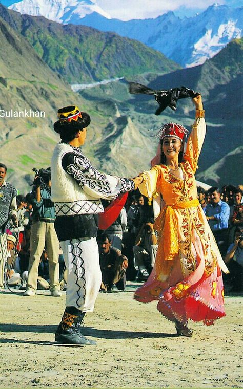 Beautiful kalashi dance in Kalash valley Chitral Khyber Pakhtunkhwa ( KpK ) Pakistan Pakistan Dance, Pakistani Dance, Kalash Valley, Pakistan Pictures, Pakistan Tourism, Pakistani Art, Pakistani People, People Of Pakistan, Pakistan Culture