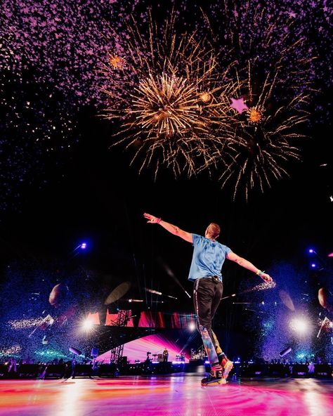 Coldplay Tickets, Coldplay Concert Outfit, Enya Music, Coldplay Wallpaper, Coldplay Chris, Coldplay Music, Chris Martin Coldplay, Coldplay Concert, Concert Outfit Summer