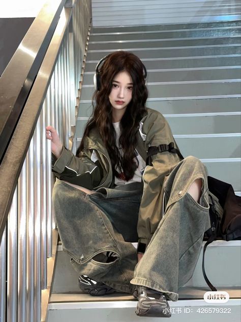 Outfit Y2k Aesthetic, Korean Aesthetic Outfits, Acubi Outfit, Acubi Aesthetic, Y2k Acubi, Korean Y2k, Acubi Fashion, Asian Streetwear, Jeans Streetwear