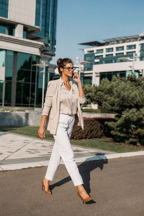 Business Photoshoot Outside, Lifestyle Photography Women, Business Portraits Woman, A Business Woman, Business Portrait Photography, Lifestyle Shoot, Business Pictures, Corporate Portrait, Business Photoshoot