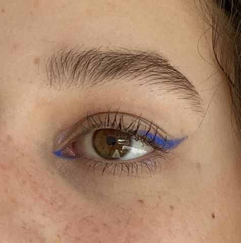 Blue Eye Makeup Eyeliner, Eyeliner Looks With Color, Cute Colorful Eyeliner, Different Color Eyeliner, Easy Blue Eyeliner, Blue Eyeliner Aesthetic, Electric Blue Eyeliner, Blue Eyeliner Hooded Eyes, Subtle Blue Eyeliner