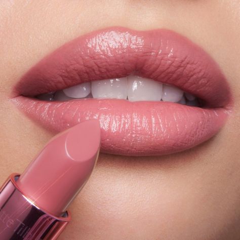 Candy Chic on fair skin-tone model Berry Lip Bridal Makeup, Natural Pink Lipstick, Lipstick Charlotte Tilbury, Soft Pink Lipstick, Pink Lipstick Makeup, Lipstick Guide, Light Pink Lipstick, Hollywood Beauty, Lipstick Kit