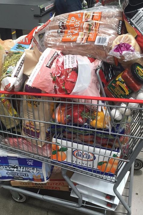 A photo posted by Keith Baker (@keithbakerlxvi) on May 19, 2016 at 1:23pm PDT If you are a Costco regular, you may be familar with all the money-saving Grocery Hacks, Costco Shopping, Shopping Meme, Desain Pantry, Snacks Saludables, Save Money On Groceries, Dinner Recipes For Kids, Easy Healthy Dinners, Grocery Shop