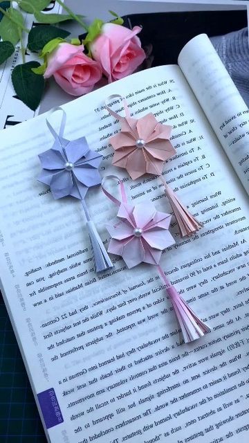 Oragami Bookmark, Diy Bookmark, Origami Bookmark, Bookmark Craft, Paper Craft Ideas, Book Origami, Origami Tutorial, Paper Craft, Cherry Blossom