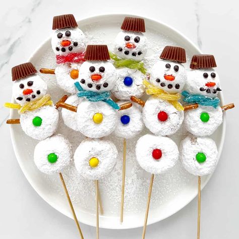 Donut Snowman, Snowman Donuts, Christmas Food Crafts, Snowman Treats, Holiday Treats Christmas, Snowman Party, Charm Party, Christmas Donuts, Snowman Cake