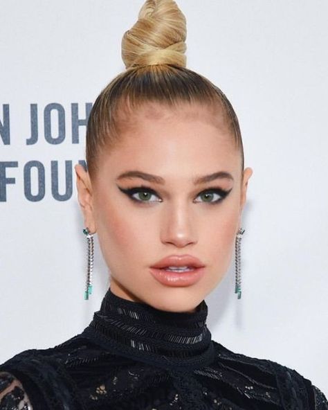 Top 20 Slick Hairstyles For Both Men & Women To Look Stylish Slick Top Bun, Solange Hair, Sleek Messy Bun, Sleek Top Knot Bun, Messy Bun For Curly Hair, Bun For Curly Hair, Sleek Top Knot, Vogue Shoot, Knot Hairstyle