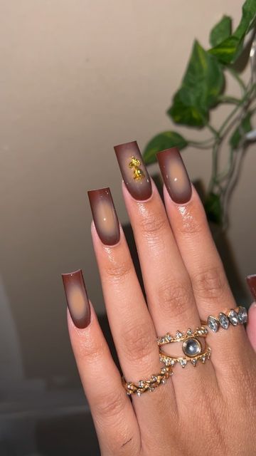 Brown Airbrush Acrylic Nails, Brown Nails Charms, Aura Fall Nails, Brown Airbrush Nails, Fall Nails Nail Art, Cute Brown Nail Ideas, Brown Short Acrylic Nails, Y2k Fall Nails, Fall Brown Nails Design