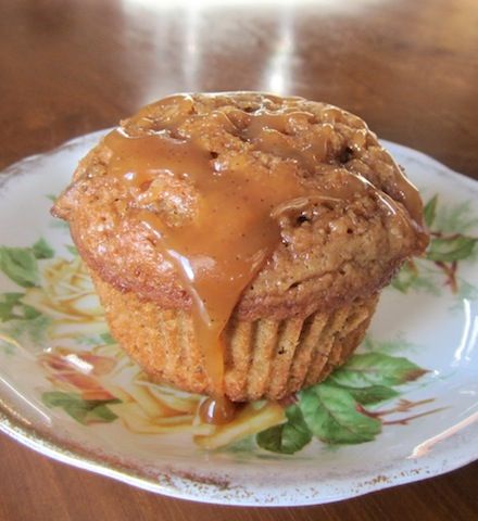 Your favorite Starbucks caramel macchiato in muffin form, dripping with salted caramel. Perfect for that on-the-go breakfast or mid-morning snack. Caramel Muffins, Cappuccino Muffins, Mid Morning Snack, Caramel Macchiato, Coffee Cakes, Muffin Recipes, Healthy Dessert, Coffee Cake, Salted Caramel