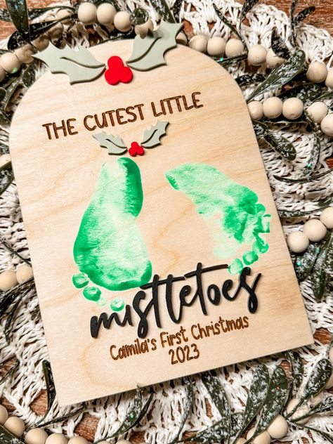 Celebrate your baby's first Christmas in style with our Mistletoes Footprint Sign. This special keepsake captures your little one's tiny footprints in a beautiful holiday-themed design, making it the perfect decoration for your home. Keep it for years to come as a reminder of this special occasion.SHIPPING TIMELINEProcessing Time 5-10 business days (This is how long it takes us to make your order)Shipping Speed 2-6 business days (This is how many days it takes to reach you once it leaves our wor Infant First Christmas Crafts, Holiday Keepsake Ideas, Christmas Gifts From Baby To Grandma, Christmas Gifts From Newborn, Homemade Baby Christmas Ornaments, Christmas Gifts For Parents From Infants, Baby’s First Christmas Keepsakes, Baby Footprint Art Thanksgiving, My First Thanksgiving Craft Baby