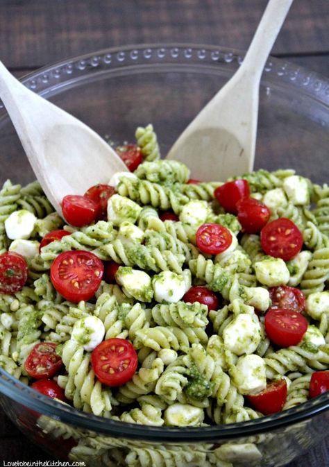 Pesto Pasta Salad - Love to be in the Kitchen Cold Pesto Pasta, Cold Pesto Pasta Salad, Spiral Noodles, Sommer Mad, Resep Pasta, Plats Healthy, Resep Salad, Pesto Pasta Salad, Salad Pasta