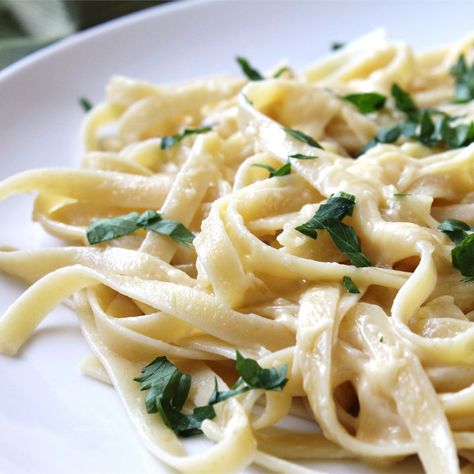 Alfredo Sauce Creamy White Pasta Sauce, Salsa Alfredo Receta, Classic Alfredo Sauce, Salsa Alfredo, Make Alfredo Sauce, White Sauce Pasta, Alfredo Sauce Recipe, Homemade Alfredo Sauce, Pasta Sauce Recipes