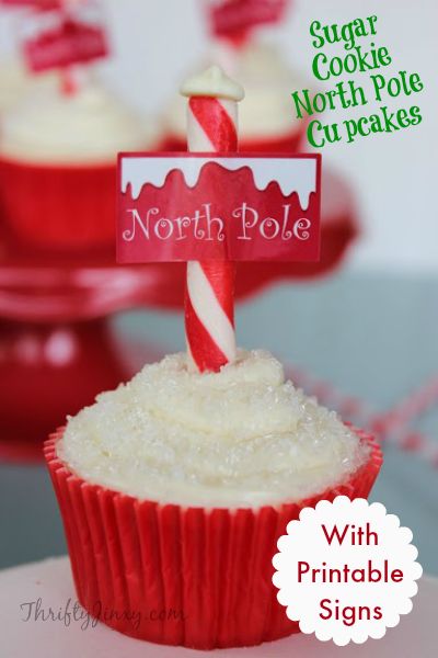 This Sugar Cookie North Pole Cupcakes Recipe celebrates Santa's home and adds a sparkling touch to your holiday dessert table! Twinkie Strawberry Shortcake, Eggnog Fudge, Strawberry Shortcakes, Holiday Desserts Table, Cupcakes Recipe, Awesome Recipes, Polar Express, Köstliche Desserts, Christmas Cupcakes